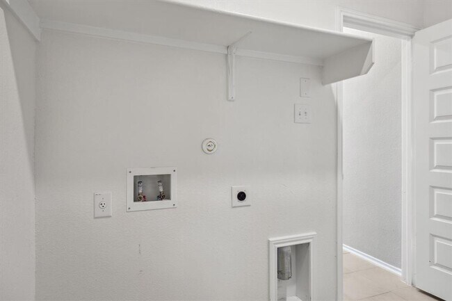 Building Photo - 925 Yellow Ribbon Trl