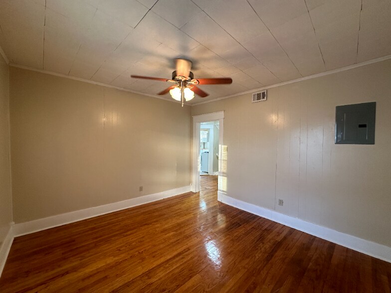 Building Photo - 201-203 W Acres St