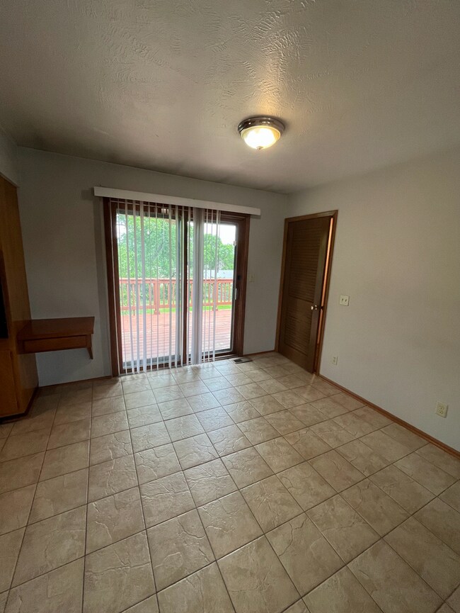 Building Photo - Conveniently Located 3-Bedroom with Walk-O...