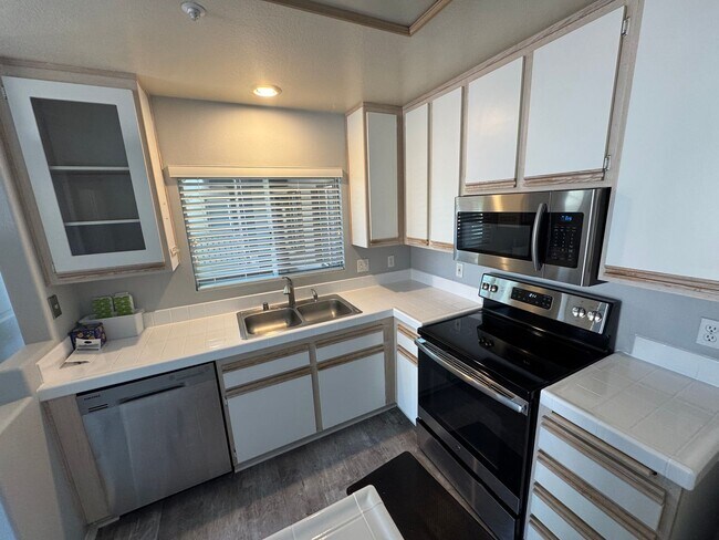Building Photo - Bright & Spacious 1 Bedroom Apartment in T...