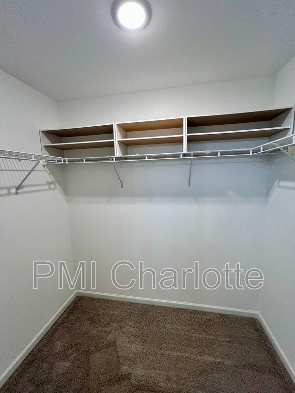 Building Photo - 1135 Overlake Dr