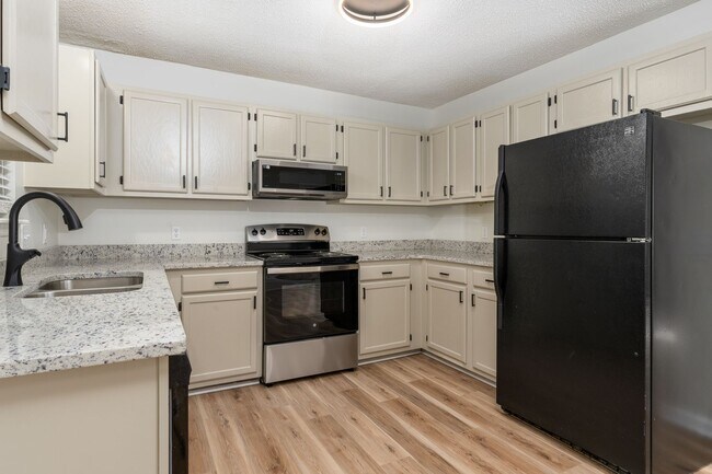 Building Photo - Beautifullly renovated home with easy access to I-26