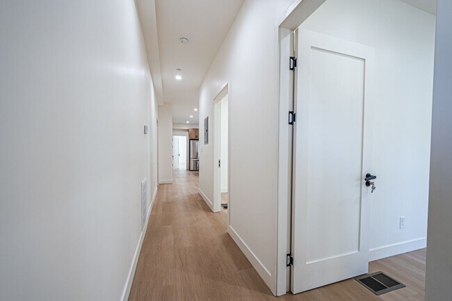 Building Photo - Modern Upstairs 3-Bedroom at 4222 1/2 | On...