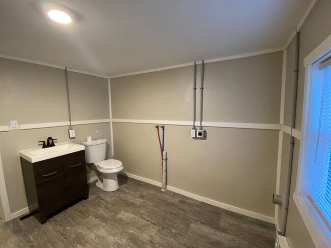 Building Photo - 3 Bdrm, 1.5 Bath