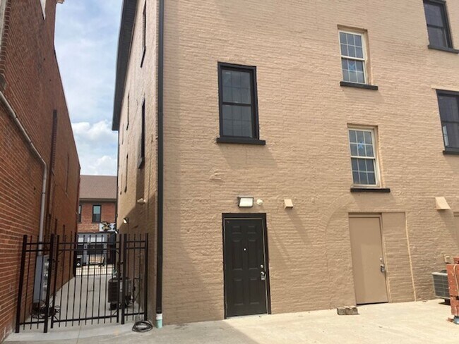 Building Photo - Store Front Available in Downtown Miamisburg