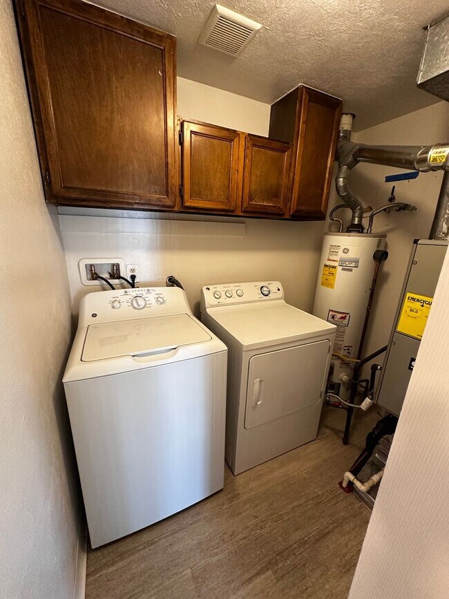 Building Photo - Spacious Updated Ranch Style Condo