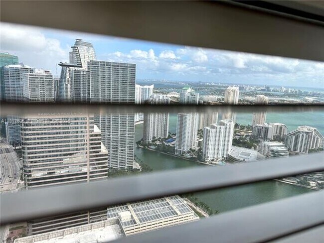 Building Photo - 950 Brickell Bay Dr