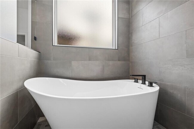 Building Photo - 550 Apollo Dr