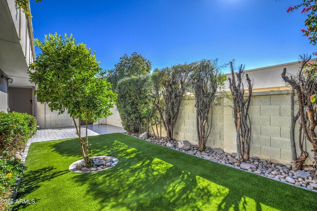 Building Photo - 8647 E Devonshire Ave