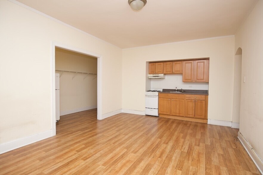 Building Photo - 3335 W Diversey Ave