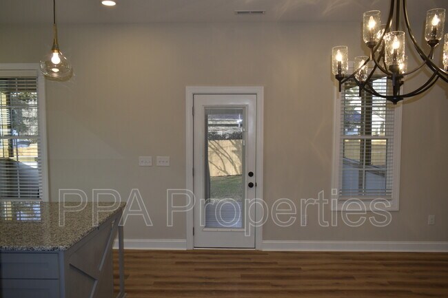 Building Photo - 306 S First St