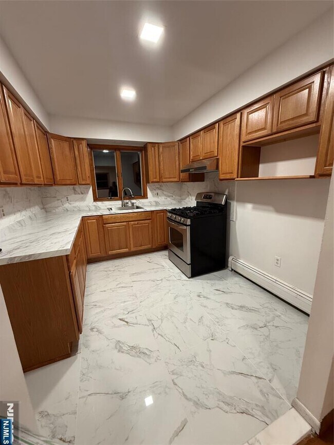 Building Photo - 967 E 23rd St