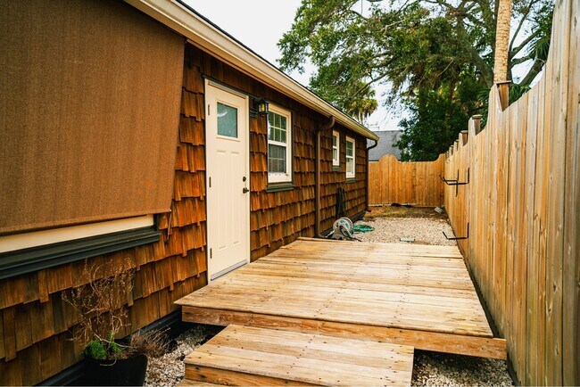 Building Photo - 601 Palm Tree Rd