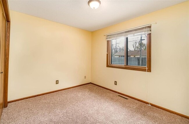 Building Photo - Spacious 4 bed / 2 bath Midland home - $20...