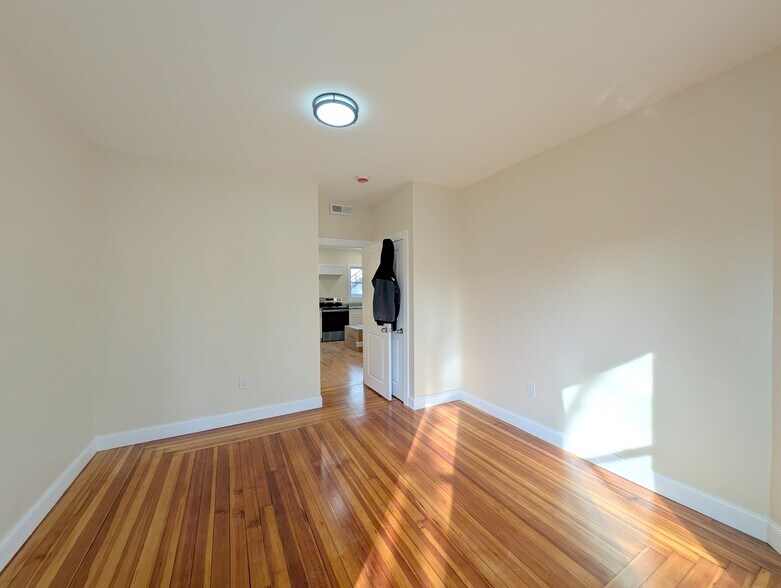 Building Photo - 5 Lowell Cir