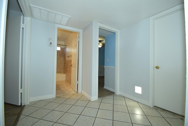Building Photo - 2250 W Rockwell Dr