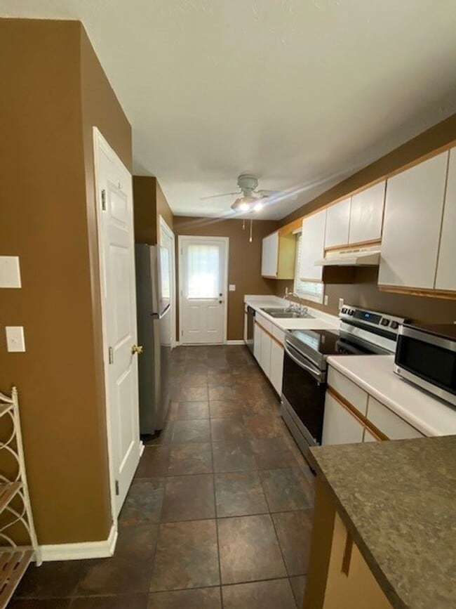 Building Photo - Welcome to this stunning 3-bedroom, 2-bath...