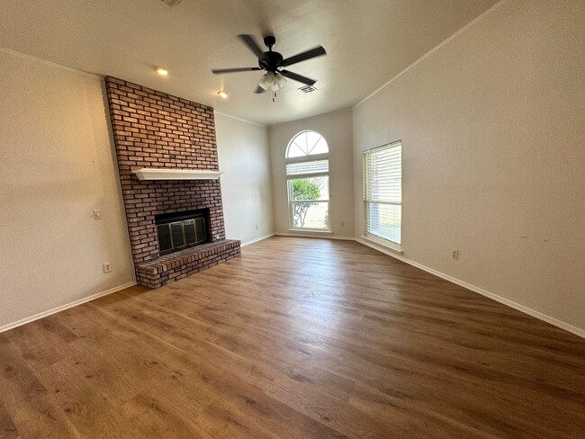 Building Photo - Gorgeous 3 bedroom 2 bathroom home with a ...