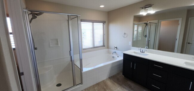 Building Photo - Beautiful 4BED / 3BATH home!