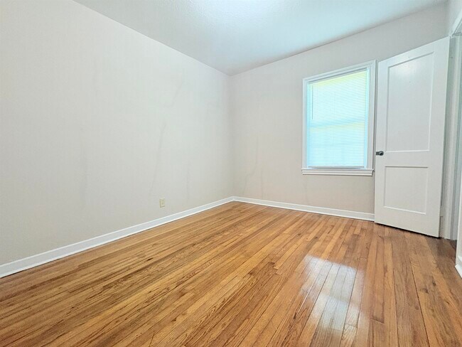 Building Photo - 606 Collins Dr