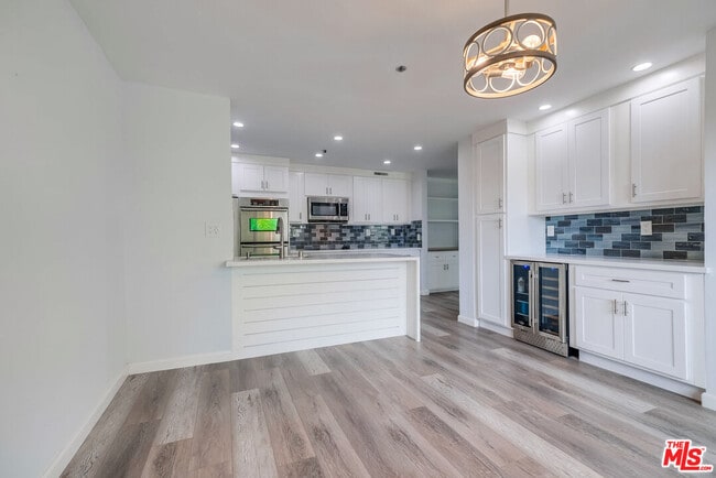 Building Photo - 230 S Catalina Ave