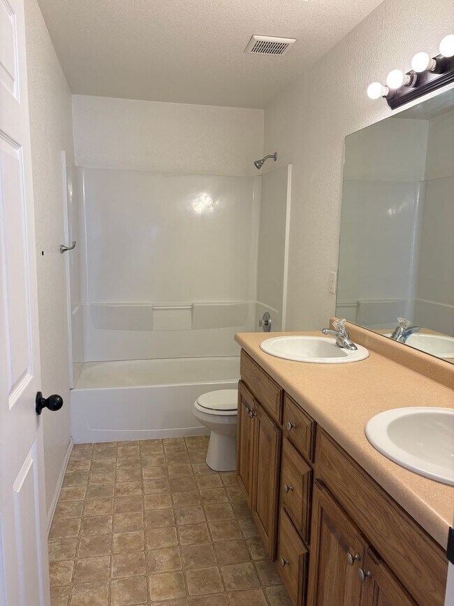 Building Photo - 1 Bedroom/1 Bathroom Off Barnes and Oro Blanco $1300