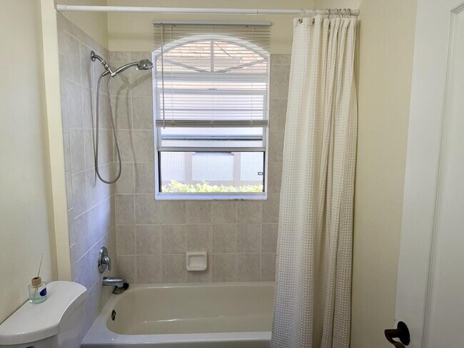 Building Photo - "Charming 3-Bed, 2-Bath Oasis in Wellington's Heart – 1060 Sqft of Comfort Awaits!"