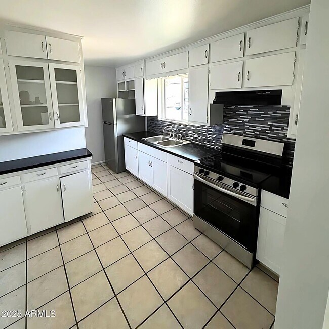 Building Photo - 555 W Rio Salado Pkwy