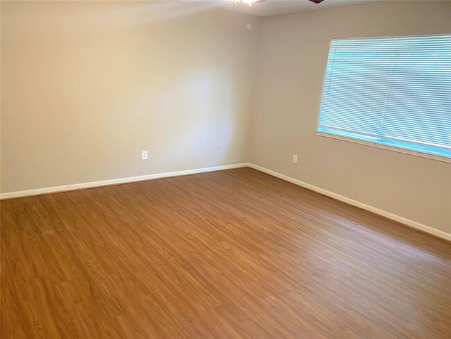 Building Photo - 323 Maybrook Dr