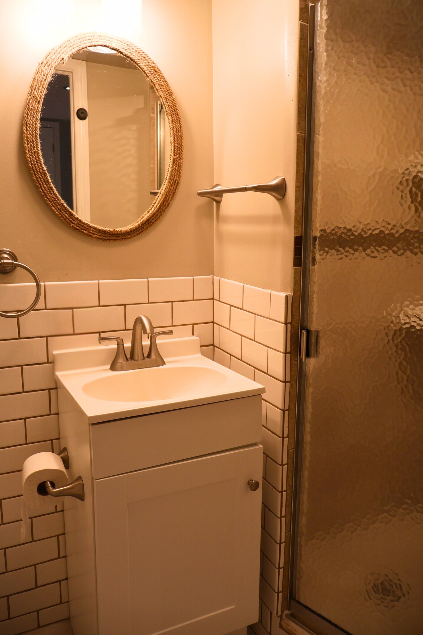 newly rennovated full bathroom - 31 Towers St