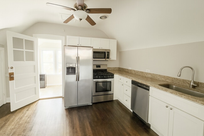 Building Photo - 2839 N Newland Ave