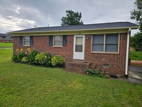 Building Photo - 3 BR near Publix!