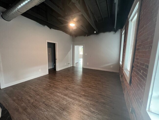 Building Photo - Historic Loft apartment