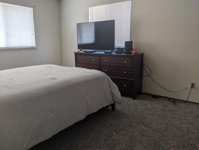 Building Photo - 425 E Alameda St