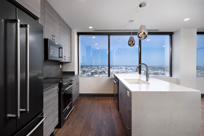 Building Photo - Residence at 600