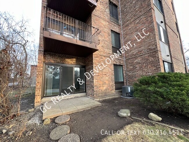 Building Photo - ***2 FREE WEEKS OF RENT! RENOVATED 2 BDRM ...