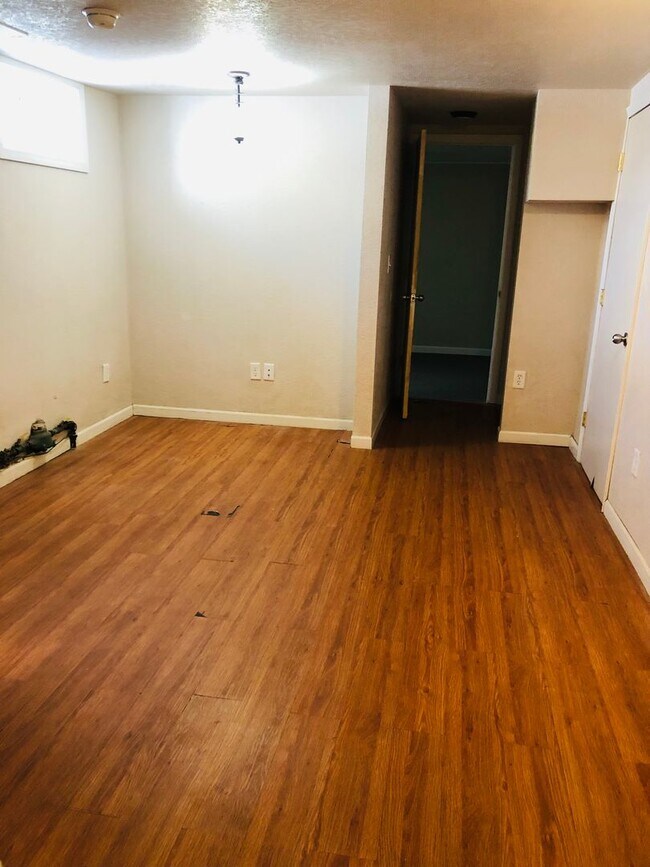 Building Photo - House- NW