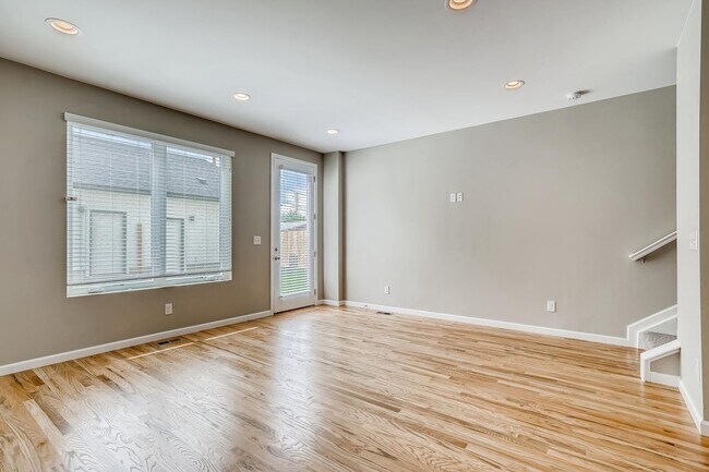 Building Photo - Beautiful + Spacious 2 Bed Townhome