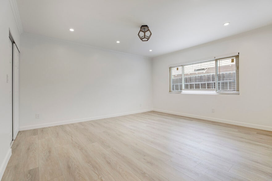 Building Photo - 247 N Oak Ave