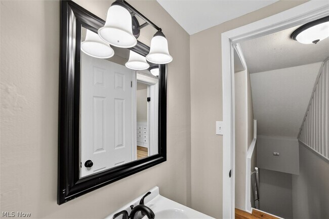 Building Photo - 681 E 258th St