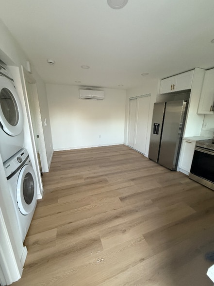 Building Photo - 220 E 21st St