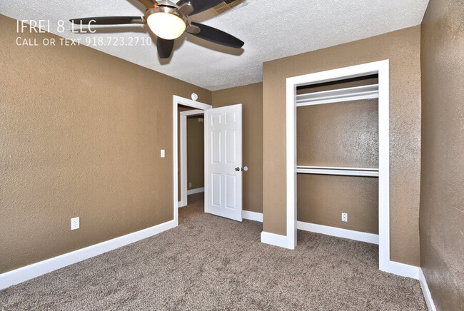 Building Photo - 3 bed one bath upstairs unit in two level ...