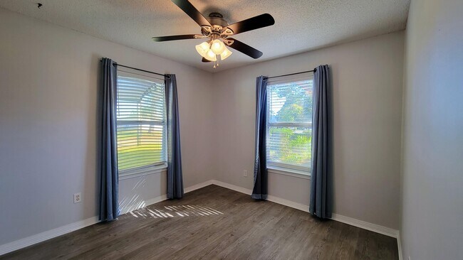 Building Photo - 1223 Redwood Ln