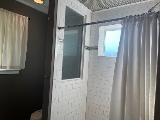 Building Photo - Beautiful 2 Bedroom + 2 Bonus Rooms, 3 Bat...
