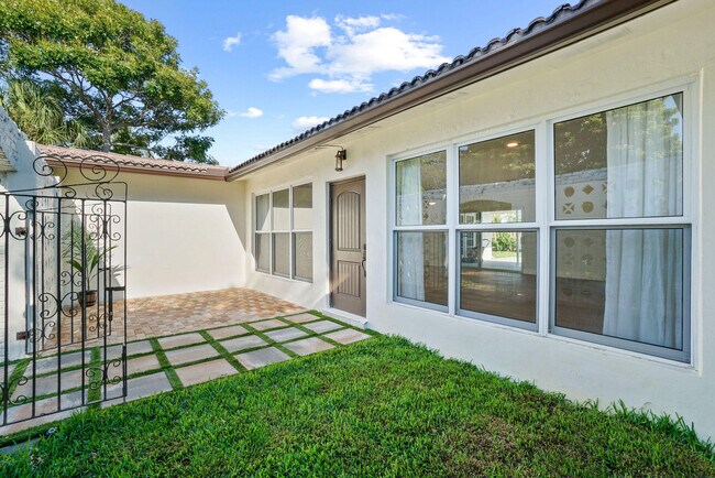 Building Photo - 711 SW 25th Pl