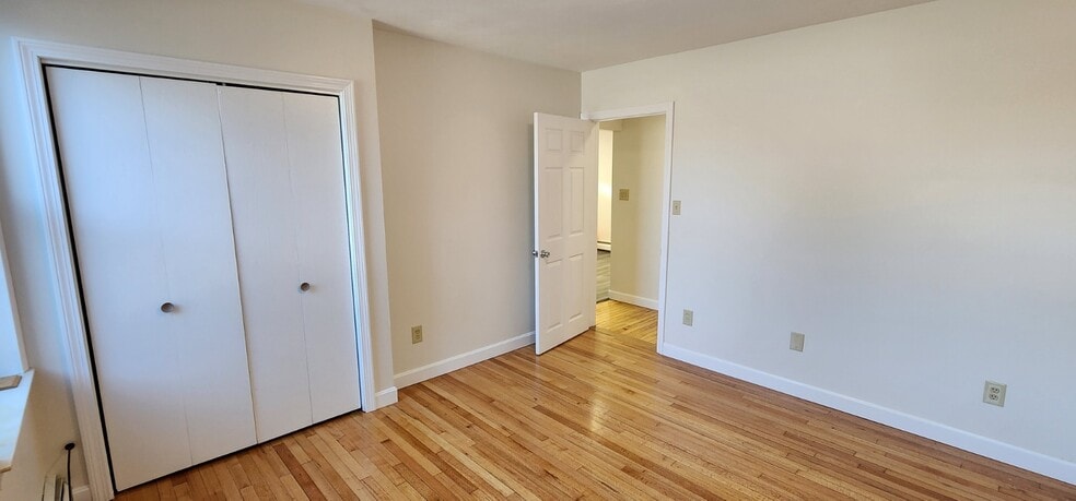 Bed 2 towards hall - 29 William St