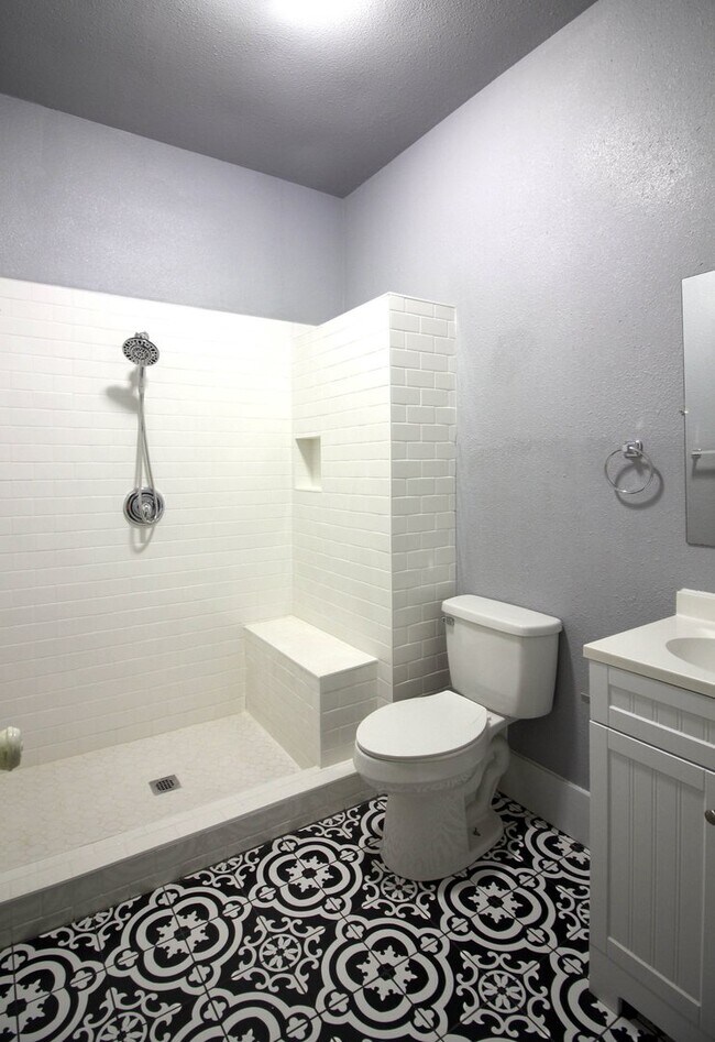 Building Photo - Historically charming home ready for move in!