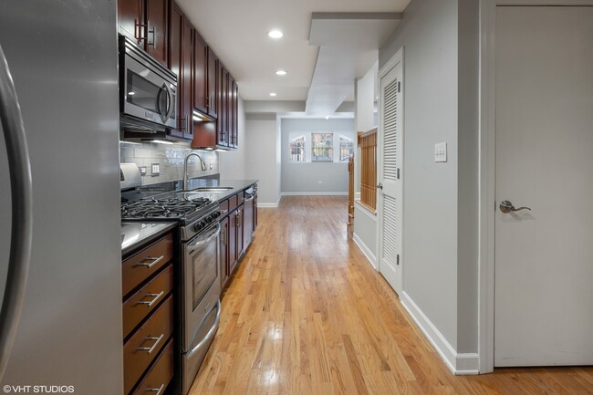 Kitchen - 5619 N Wayne Ave