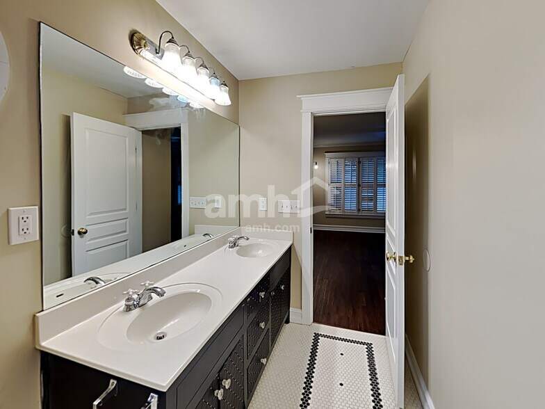 Building Photo - 145 Memory Ln