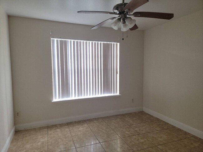 Building Photo - 2550 N Alafaya Trail